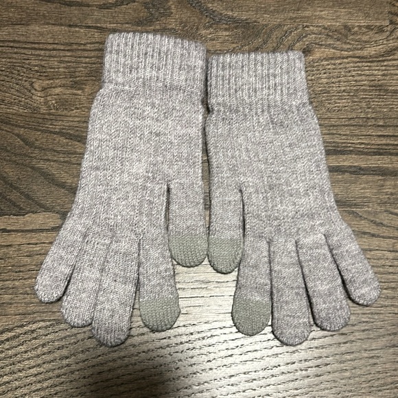 NWOT Ugg gloves - Picture 2 of 3